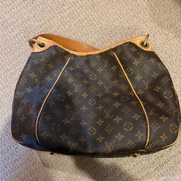 Louis Vuitton Galliera PM monogram shoulder bag. - Picture 2 of 13